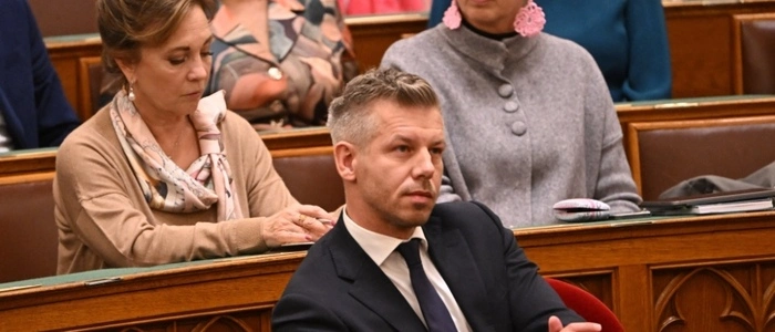 Ungarns Premier Magyar bei einer Sitzung im Parlament