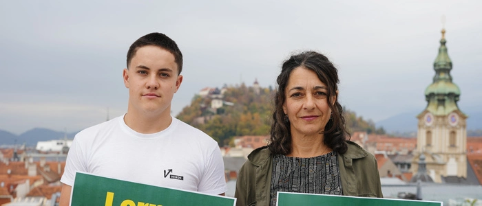Schüler und Jungpolitiker Felix Mühlenfeld drängt mit Grünen-Chefin Sandra Krautwaschl auf Maßnahmen gegen Hitze in Klassenzimmern