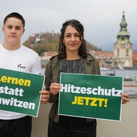 Schüler und Jungpolitiker Felix Mühlenfeld drängt mit Grünen-Chefin Sandra Krautwaschl auf Maßnahmen gegen Hitze in Klassenzimmern