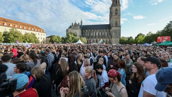 05.09.2026, Sachsen-Anhalt, Magdeburg: Tausende Gäste des Demokratiefestivals stehen auf dem Domplatz. Einen Tag vor der Landtagswahl findet hier ein Demokratiefestival des Bündnisses "Sachsen-Anhalt. Weltoffen" unter dem Motto "Vielfältig. Demokratisch. Solidarisch. - Wir haben die Wahl." statt. Foto: Jan Woitas/dpa +++ dpa-Bildfunk +++