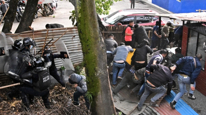 Police personnel clash with supporters of Nepal's former prime minister Khadga Prasad Sharma Oli, during a protest against his arrest in Kathmandu on March 29, 2026. A Nepal court on March 29 extended by five days the detention of Oli and his home minister after their arrest over alleged involvement in a deadly crackdown on the 2025 protests that ousted him. (Photo by Prakash MATHEMA / AFP)