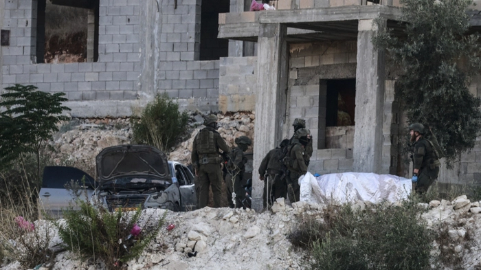 Israeli soldiers remove the body of a killed Palestinian from a house under construction, on the western outskirts of the northern city of Jenin, in the Israeli-occupied West Bank on August 28, 2026. The Israeli military said it struck "several terrorists" on August 28, in the northern occupied West Bank, a rare airstrike in the partly semi-autonomous Palestinian territory that has seen growing tension. "A short while ago, the IDF conducted a precise strike against several terrorists in the Jenin area. Details to follow," the military said in a brief statement. The West Bank, home to the Palestinian Authority, has seen soaring violence by Israeli settlers but has mostly avoided the Israeli military airstrikes that have devastated the Gaza Strip since the October 7, 2023 attacks by Hamas. (Photo by Jaafar ASHTIYEH / AFP)