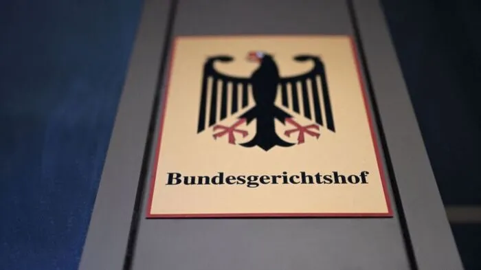 17.09.2026, Baden-Württemberg, Karlsruhe: Ein Hinweisschild mit Bundesadler und dem Schriftzug Bundesgerichtshof aufgenommen vor dem Bundesgerichtshof (BGH). Der Erste Zivilsenat verkündete sein Urteil über Datenschutzregeln im privaten Bereich. Es handelte sich dabei um zwei Verfahren, in denen es um die Reichweite der sogenannten Haushaltsausnahme im Datenschutzrecht ging. Foto: Uli Deck/dpa +++ dpa-Bildfunk +++