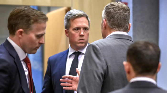 US Secretary of the Army Daniel Driscoll (C) speaks with US staff after a closed-door talks with the Ukrainian delegation on a US plan to end the war in Ukraine at the US Mission in Geneva, on November 23, 2025. US Secretary of State Marco Rubio arrived in Geneva on November 23, 2025 morning for discussions on a US plan to end the Ukraine war, after Washington signalled room for negotiation on the controversial proposal. Ukrainian, European and Canadian officials were also gathering in the Swiss city. (Photo by Fabrice COFFRINI / AFP)