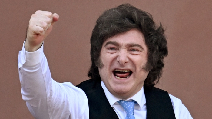 (FILES) Argentina's President Javier Milei gestures from the balcony of Casa Rosada presidential palace after a Te Deum marking the 216th anniversary of the May Revolution that led to Argentina's independence from Spain, in Buenos Aires on May 25, 2026. Argentine President Javier Milei has amended the Immigration Act by decree to ban the entry of foreign nationals who express hate speech against the South American country, according to the text published on July 29, 2026 evening, which is to be submitted to Congress. (Photo by Luis ROBAYO / AFP)