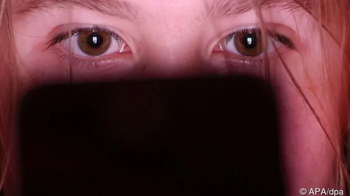 ILLUSTRATION - 17.02.2026, Sachsen, Leipzig: Ein Mädchen schaut auf ein Smartphone. (zu dpa: «Was im Klassenchat landet und warum das Probleme macht») Foto: Jan Woitas/dpa +++ dpa-Bildfunk +++.