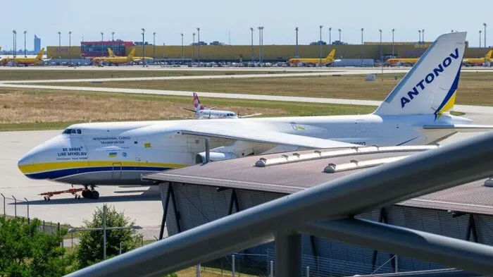 Vom Flugplatz werden Rüstungsgüter in die Ukraine transportiert