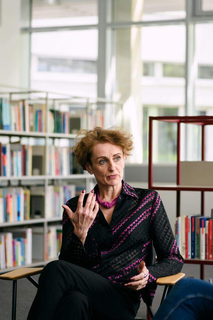 Christine Mayrhuber in der Bibliothek des Wifo | Christine Mayrhuber (Wifo)