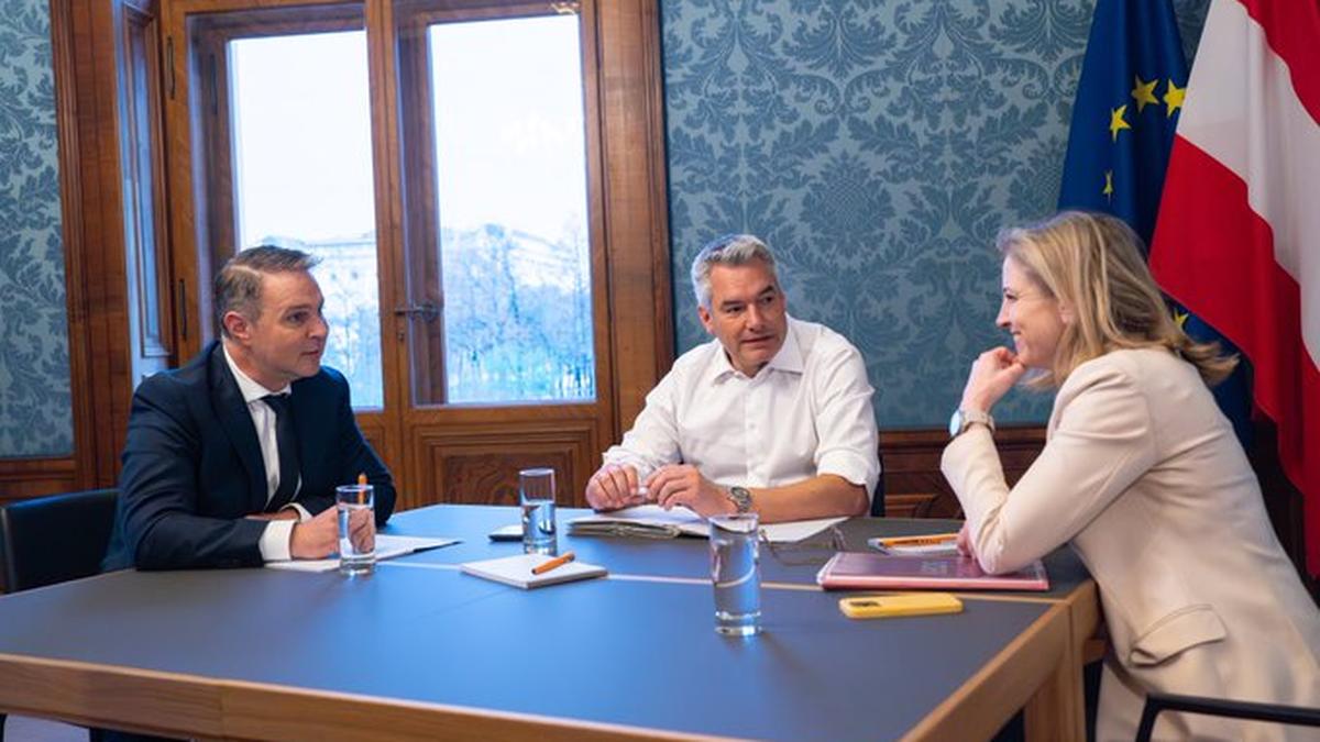 Ein allererstes Bild aus den Verhandlungen zu dritt: SPÖ-Chef Babler, ÖVP-Chef Nehammer, Neos-Chefin Meinl-Reisinger