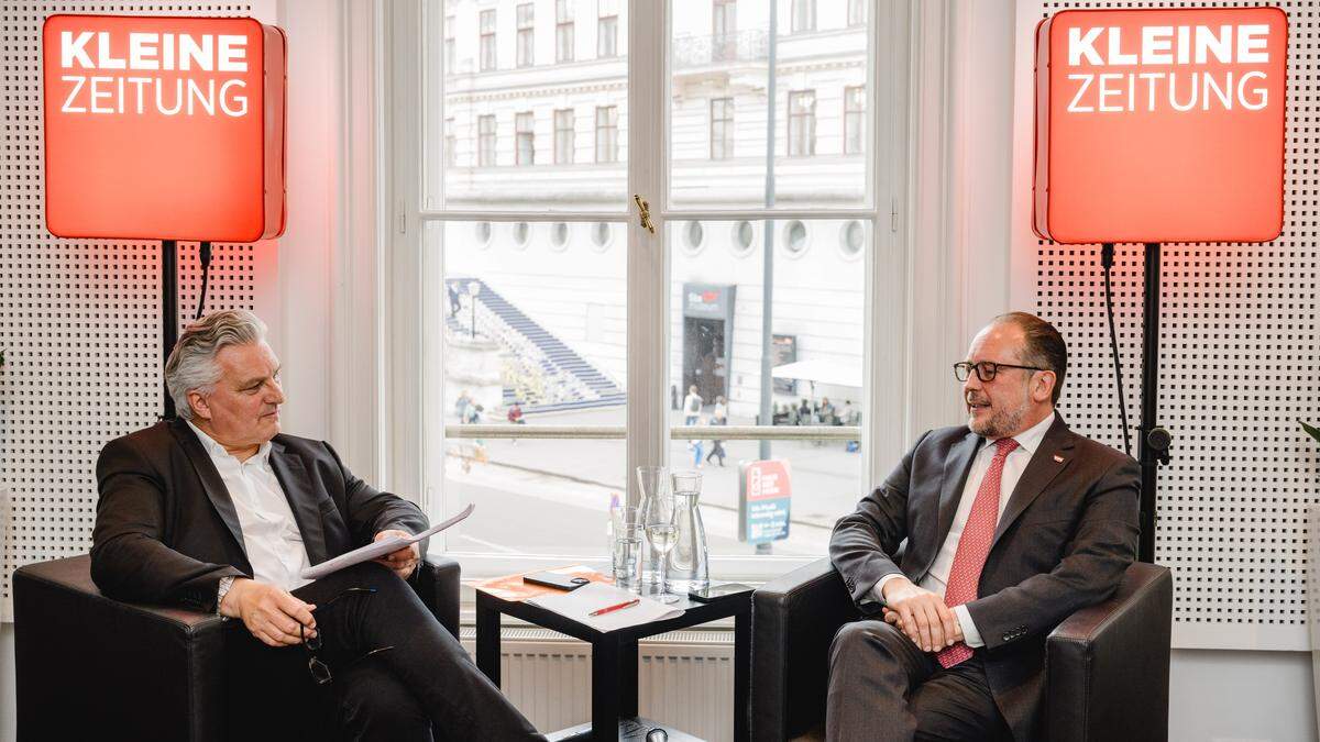 Außenminister Alexander Schallenberg beim Salon der Kleinen Zeitung mit Chefredakteur Hubert Patterer