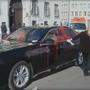 Der mit roter Farbe beschmierte BMW vor dem Kanzleramt am Ballhausplatz 