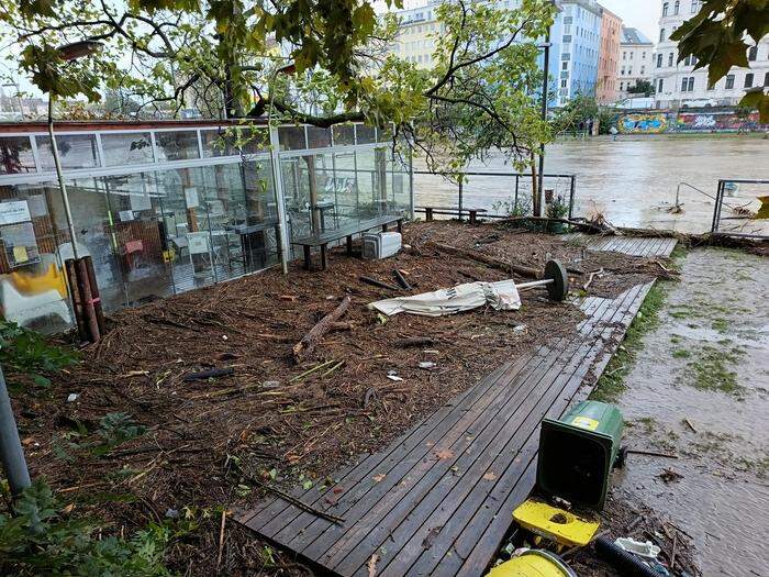 Die Zerstörungen bei einem Lokal am Donaukanal