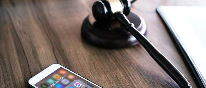 Smartphone mit Richterhammer | Geht es nach der ÖVP, sollen Bundesverwaltungsrichter entscheiden, auf wessen Handy mitgelesen werden darf. 