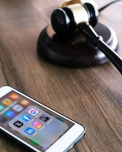 Smartphone mit Richterhammer | Geht es nach der ÖVP, sollen Bundesverwaltungsrichter entscheiden, auf wessen Handy mitgelesen werden darf. 