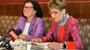 Birgit Gerstdorfer vom SPÖ-Pensionistenverband und Ingrid Korosec vom ÖVP-Seniorenbund