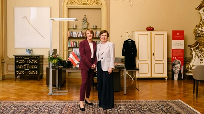 „Es gibt kein Pflichtenheft für die Rolle als First Ladies“, sagen Elke Büdenbender (l.) und Doris Schmidauer bei ihrem Treffen in der Hofburg.