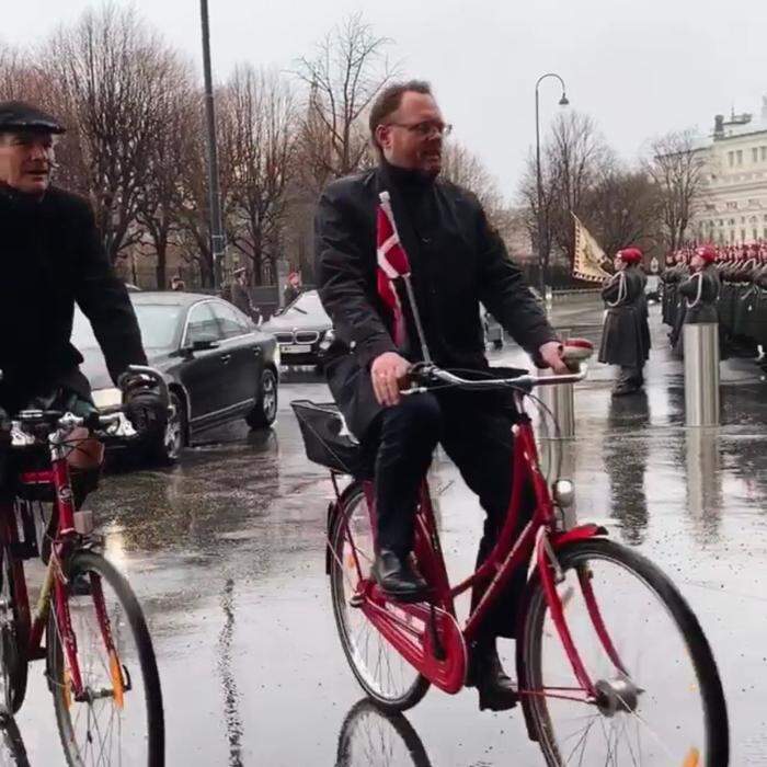 Dänischer Botschafter fährt 2019 mit dem Dienstrad und dänischer Fahne am Ballhausplatz vor