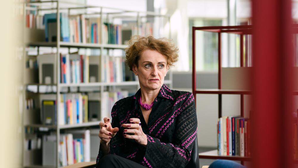 Wifo-Ökonomin Christine Mayrhuber bei einem Interview | Neue Vorsitzende der Alterssicherungskommission: Christine Mayrhuber 
