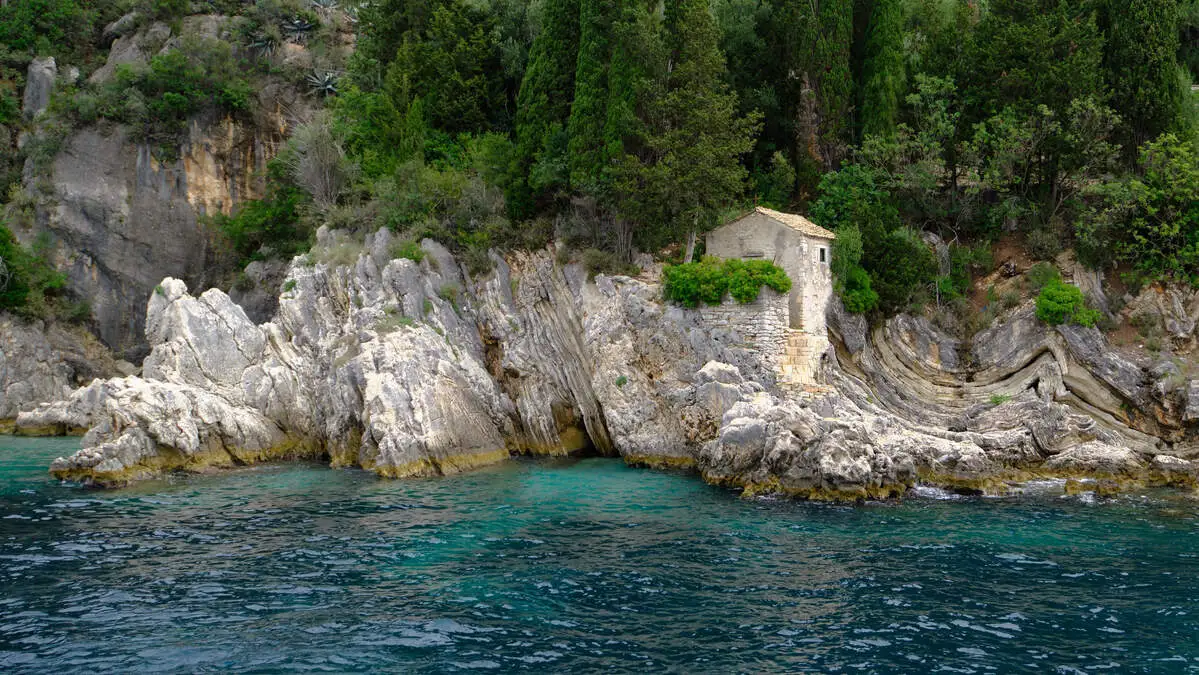 Das tiefblaue Meer, das Korfu umarmt, lockt trotz teils steiler Klippen zum Baden ein.
