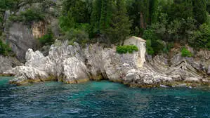 Das tiefblaue Meer, das Korfu umarmt, lockt trotz teils steiler Klippen zum Baden ein.