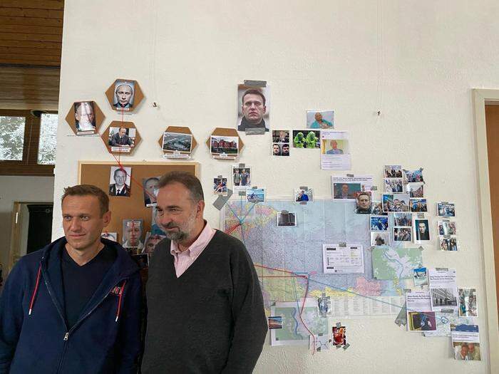 Nawalny und Habsburg, dahinter die Ergebnisse der Recherche über den Mordversuch, mit den Fotos der Attentäter