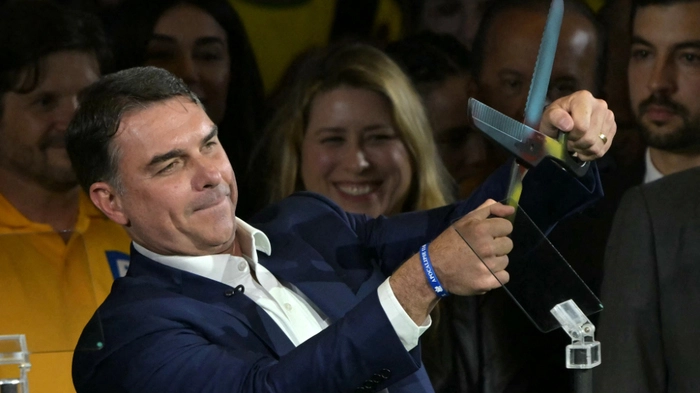 Flávio Bolsonaro beim Parteitag mit einer großen Schere