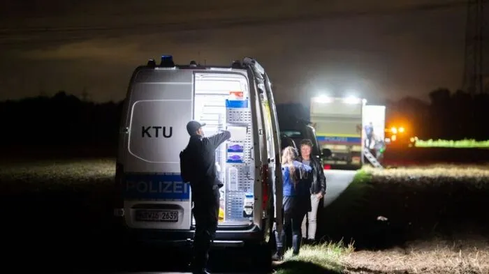 Kriminaltechniker arbeiten am Umspannwerk in Dormagen.