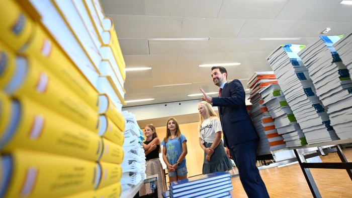 Wiederkehr will Schulbücher auch für die neuen Fächer