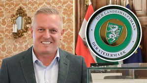 Der Landeshauptmann Mario Kunasek (FPÖ) und seine neue Ehren-Medaille