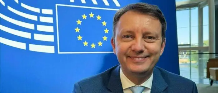 ZU APA0037 VOM 30.4.2026 - Der Chefverhandler des Europaparlaments für das nächste EU-Mehrjahresbudget von 2028 bis 2034, der rumänische EVP-Abgeordnete Siegfried Mure?an, im Rahmen eines Interviews mit der APA - Austria Presse Agentur in Wien.