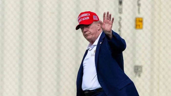 WASHINGTON, DC - AUGUST 16: U.S. President Donald Trump waves to the press after after landing at the Ellipse near the White House on August 16, 2026 in Washington, DC. President Trump spent the weekend at his Bedminster, New Jersey golf club. Tasos Katopodis/Getty Images/AFP (Photo by TASOS KATOPODIS / GETTY IMAGES NORTH AMERICA / Getty Images via AFP)