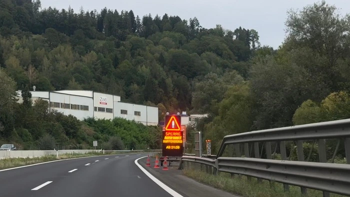 Die Sperre wird bereits mit Hinweistafeln angekündigt