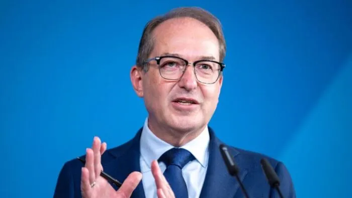 23.09.2026, Berlin: Alexander Dobrindt (CSU), Bundesinnenminister, spricht bei einer Pressekonferenz über den Aktionsplan Sozialleistungsmissbrauch. Foto: Christophe Gateau/dpa +++ dpa-Bildfunk +++