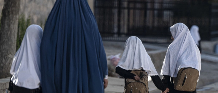 Dieses Symbolbild zeigt afghanische Schülerinnen