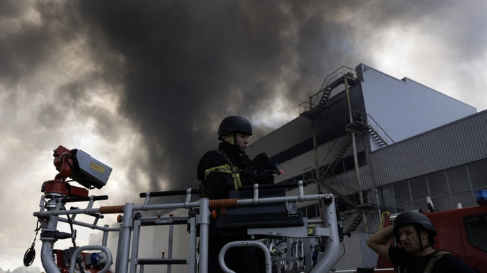 Die Kiewer Feuerwehr bei einer Brandlöschung