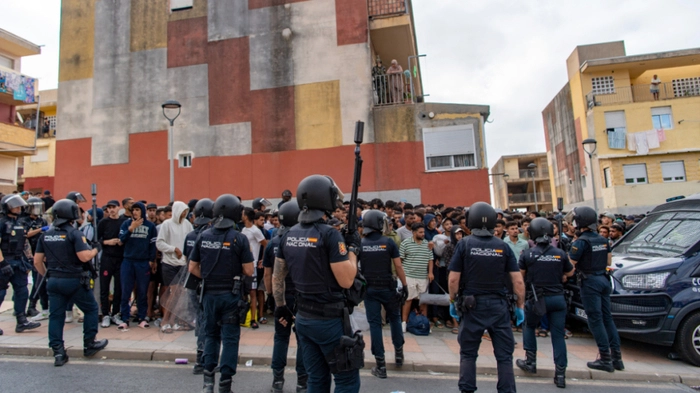Spanische Polizei bei Migrantenansturm in Ceuta im Einsatz