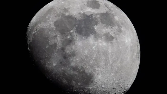 ARCHIV - 27.02.2026, Nordrhein-Westfalen, Petershagen: Der zunehmende Mond steht am Himmel über Frille, einem Ortsteil von Petershagen. (zu dpa: «Teil von SpaceX-Rakete könnte ungeplant auf Mond aufschlagen») Foto: Boris Roessler/dpa +++ dpa-Bildfunk +++