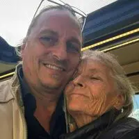 Eva G. wird von ihrem Sohn am Flughafen Wien-Schwechat empfangen