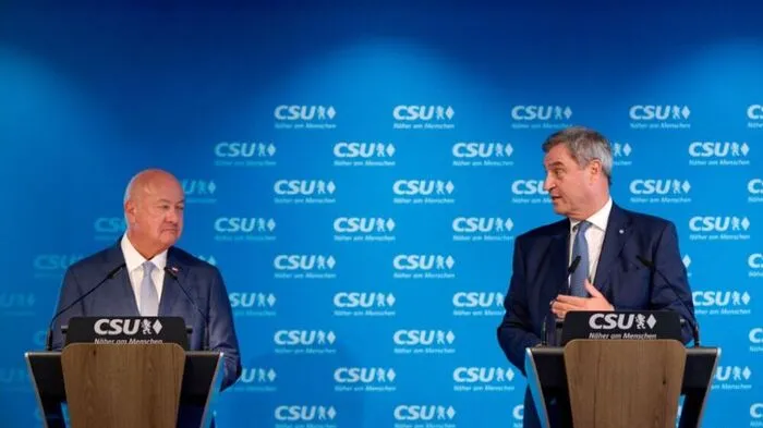 14.09.2026, Bayern, München: Markus Söder (r, CSU), Ministerpräsident von Bayern, und Christian Stocker, Bundeskanzler von Österreich, nehmen zum Abschluss der Klausurtagung des CSU-Parteivorstands in der CSU-Landesleitung an einer Pressekonferenz teil. Foto: Sven Hoppe/dpa +++ dpa-Bildfunk +++.