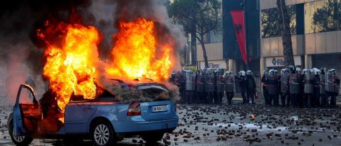 Ausschreitungen bei Anti-Regierungs-Protesten in Tirana
