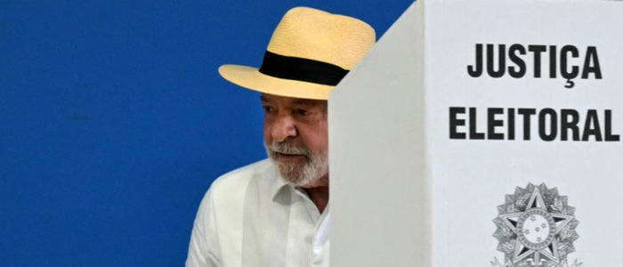 Brasilien-Wahl: Amtsinhaber Lula da Silv bei Stimmabgabe