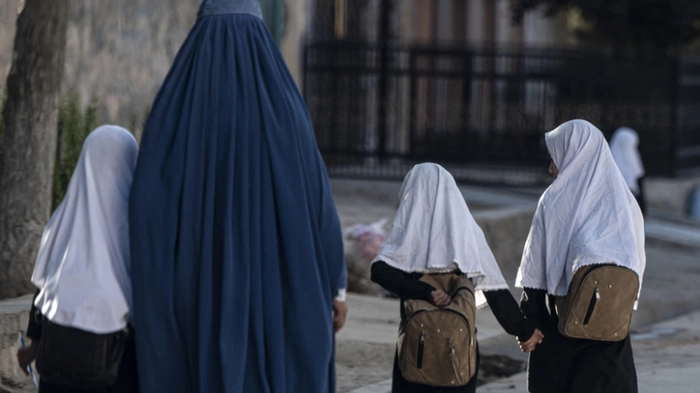 Dieses Symbolbild zeigt afghanische Schülerinnen