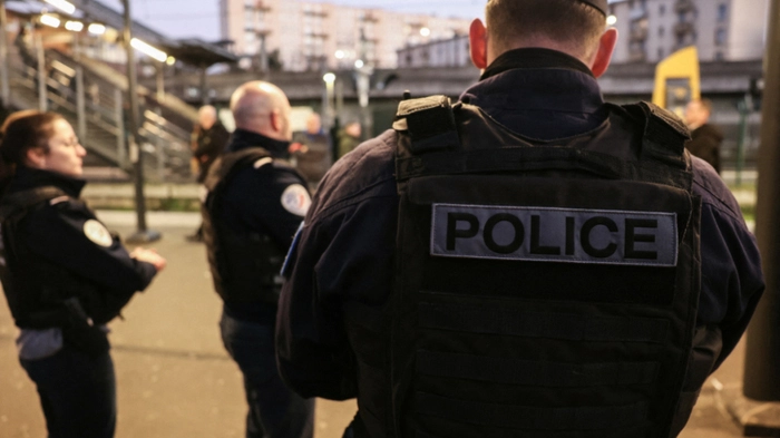 Einsatzkräfte fanden 58 Migranten in einem LKW in Paris (Symbolbild)