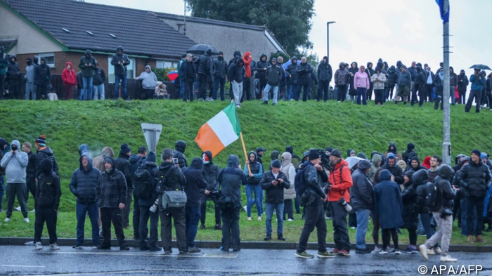 A crowd of protesters gather to block the Garvaghy Road in Portadown, Northern Ireland in the morning of September 27, 2026, to prevent a parade of marchers from the Orange Order using the route through the mainly nationalist area of the town. A parade by Northern Ireland's pro-British Protestant Orange Order was set to pass through a mainly Catholic and nationalist area on Sunday for the first time since 1997, after an overnight court ruling cleared it to proceed. The confrontation is known as the Drumcree dispute after the church attended by the marchers. (Photo by Paul Faith / AFP)