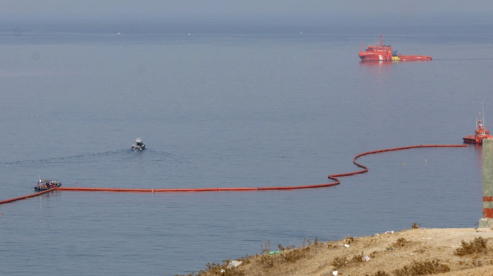 Die neue schwimmende Barriere vor Ceuta: Bojen