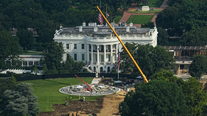 A view of the ongoing construction of a helipad and ballroom (R) at the White House, as seen from the Washington Monument observation deck in Washington, DC on August 28, 2026. The helipad landing site aims to solve problems associated with the new fleet of presidential helicopters built by Sikorsky. On August 21, Supreme Court Chief Justice John Roberts temporarily lifted a lower court ruling that had demanded a halt to the building of the controversial ballroom. (Photo by Aaron Schwartz / AFP)
