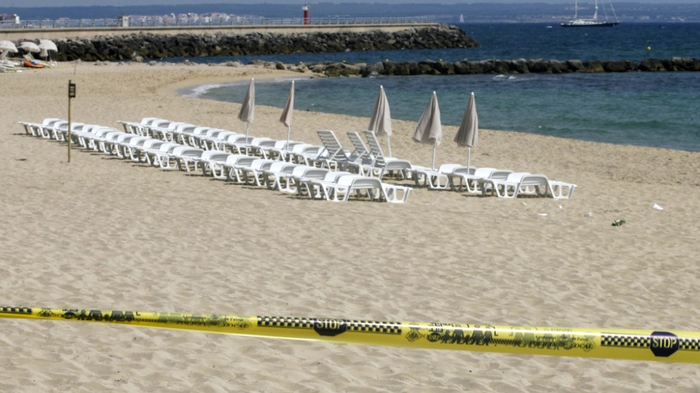 A view of Can Pere Antoni's beach is pictured in Palma de Mallorca Palma de Mallorca, on August 9, 2009 after a bomb exploded in a restaurant following a telephoned warning from the armed Basque separatist group ETA, Spanish media reported. AFP PHOTO/ Jaime REINA (Photo by JAIME REINA / AFP)