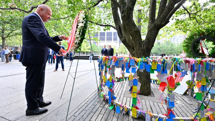 Bundeskanzler Stocker bei 9/11-Gedenkakt am "Survivor Tree"