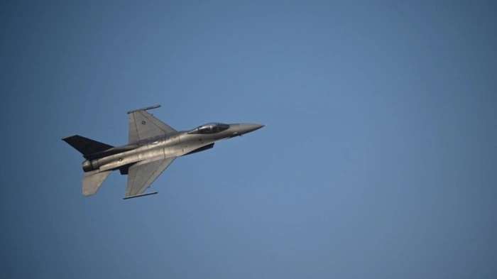 Ein F16-Flieger in der Luft (Symbolbild)