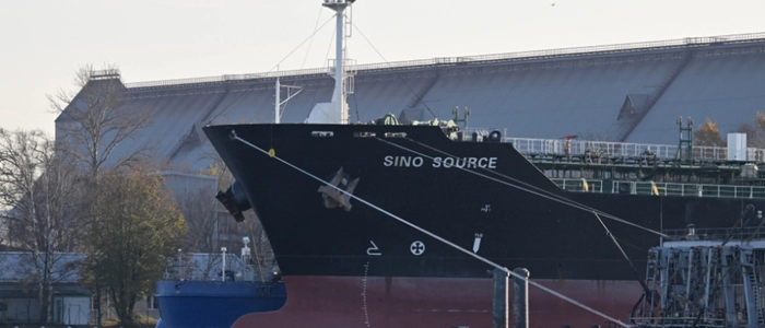 Russischer Tanker im Hafen von St. Petersburg
